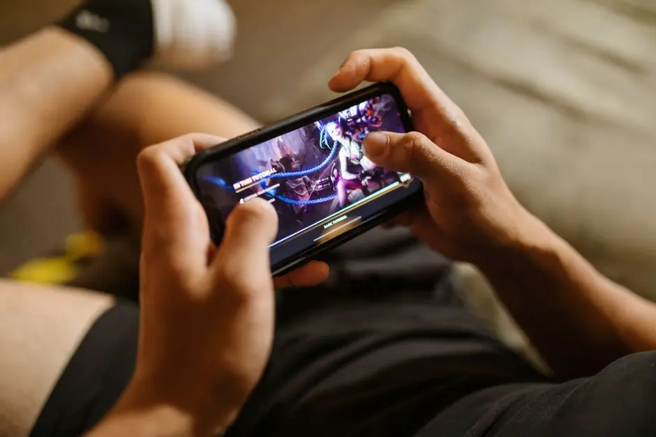 Pemain mengatur penggunaan kuota saat bermain game di ponsel